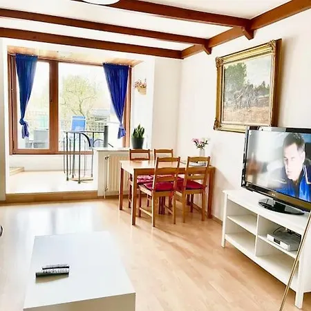 Messe With 2 Bedrooms, Kitchen And Garden