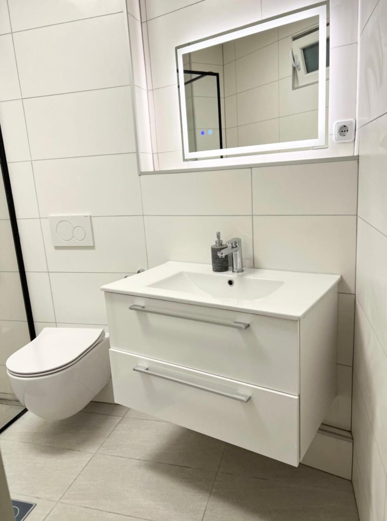 Messe With 2 Bedrooms, Kitchen And Garden